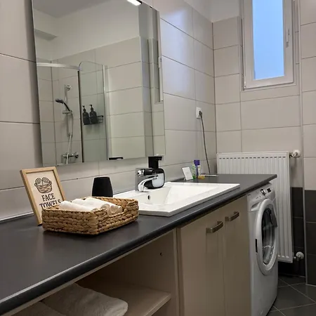 Great Forest, Free Parking - Rest & Nest Chic